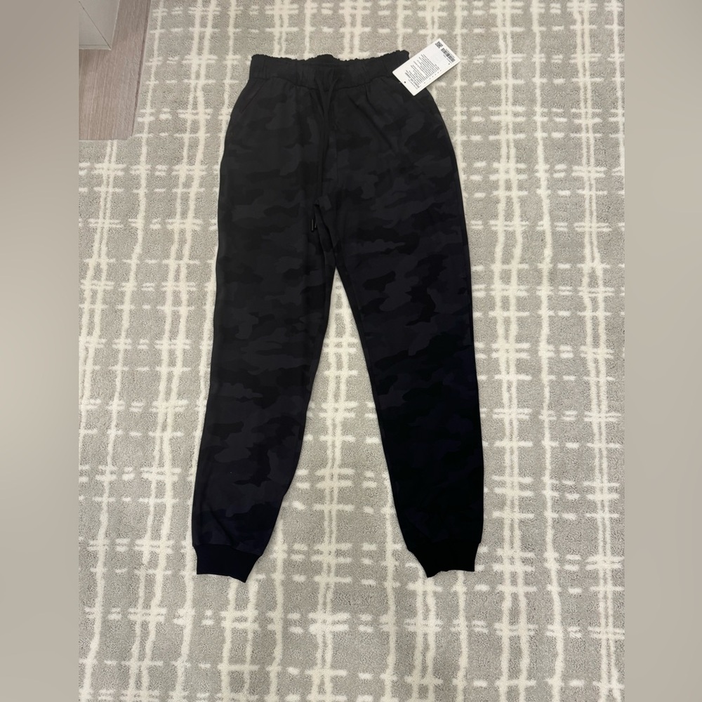 Lululemon Joggers Size 4 CAMO NWT